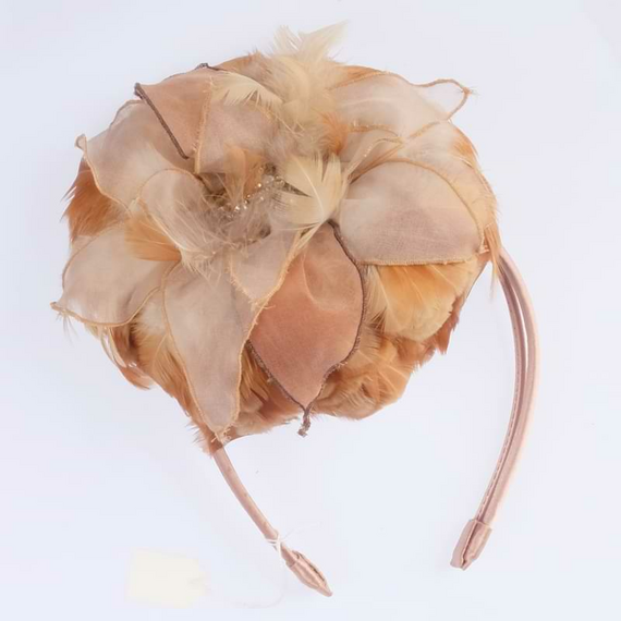 Handgemachter Fascinator mit braunen Federn und Seiden-Chiffon