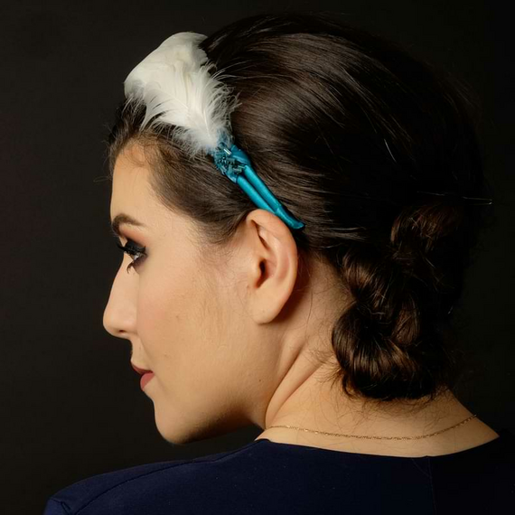 Fascinator mit weien Federn auf Trkis