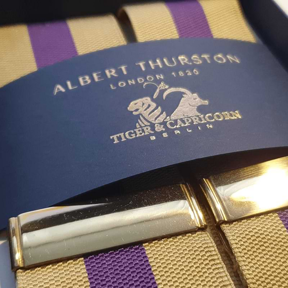 Ein Albert Thurston Hosenträger mit Bändern in Violett...