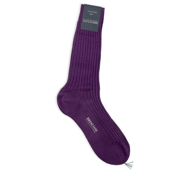 Socken in tiefem Violett mit Rippen von Calzificio M Bresciani